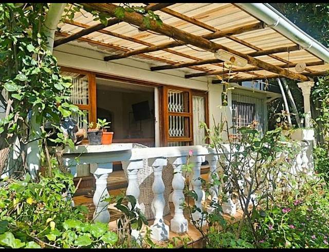 6 BEDROOM HOUSE FOR SALE IN UVONGO